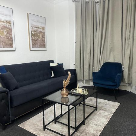 House By Araminta Houslow Apartment Хаунслоу Екстериор снимка